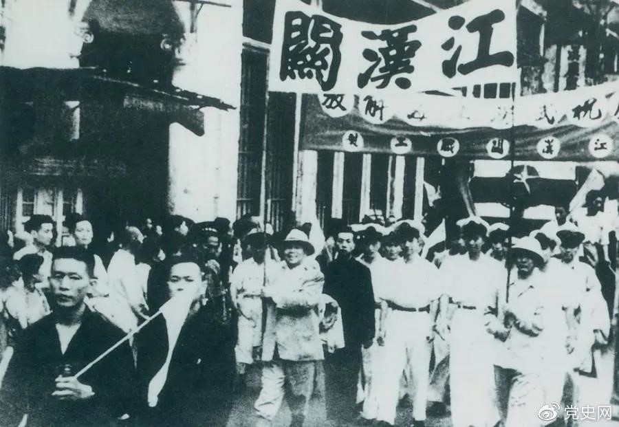 1949年5月17日,第四野战军解放武汉。图为武汉人民欢庆解放。